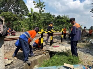 KAI Daop 4 Semarang menutup perlintasan sebidang tidak dijaga di JPL 46 Km 34+1 jalur Gubug–Karangjati, tepatnya di Desa Milir, Kecamatan Gubug, Kabupaten Grobogan, Selasa (19/5/2026). (dok KAI)