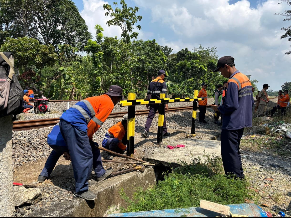 KAI Daop 4 Semarang menutup perlintasan sebidang tidak dijaga di JPL 46 Km 34+1 jalur Gubug–Karangjati, tepatnya di Desa Milir, Kecamatan Gubug, Kabupaten Grobogan, Selasa (19/5/2026). (dok KAI)