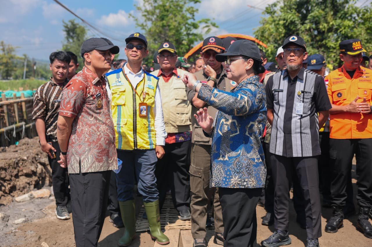 Gubernur Jawa Tengah, Ahmad Luthfi beserta jajarannya saat meninjau Sungai Plumbon di Kelurahan Mangkang Kulon, Kecamatan Tugu, Kota Semarang. (dok Pemprov Jateng)
