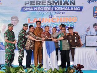 Gubernur Jawa Tengah, Ahmad Luthfi saat meresmikan SMAN 1 Kemalang pada Selasa, 19 Mei 2026. (dok Pemprov Jateng)