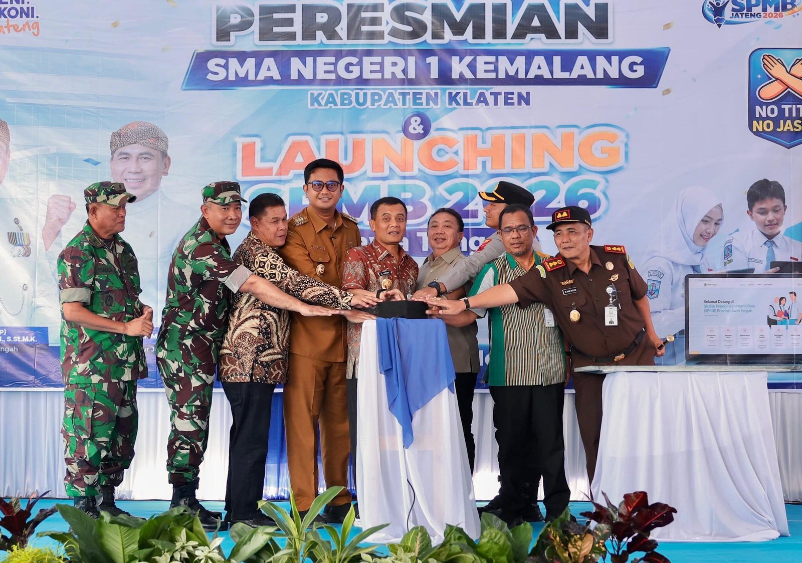 Gubernur Jawa Tengah, Ahmad Luthfi saat meresmikan SMAN 1 Kemalang pada Selasa, 19 Mei 2026. (dok Pemprov Jateng)