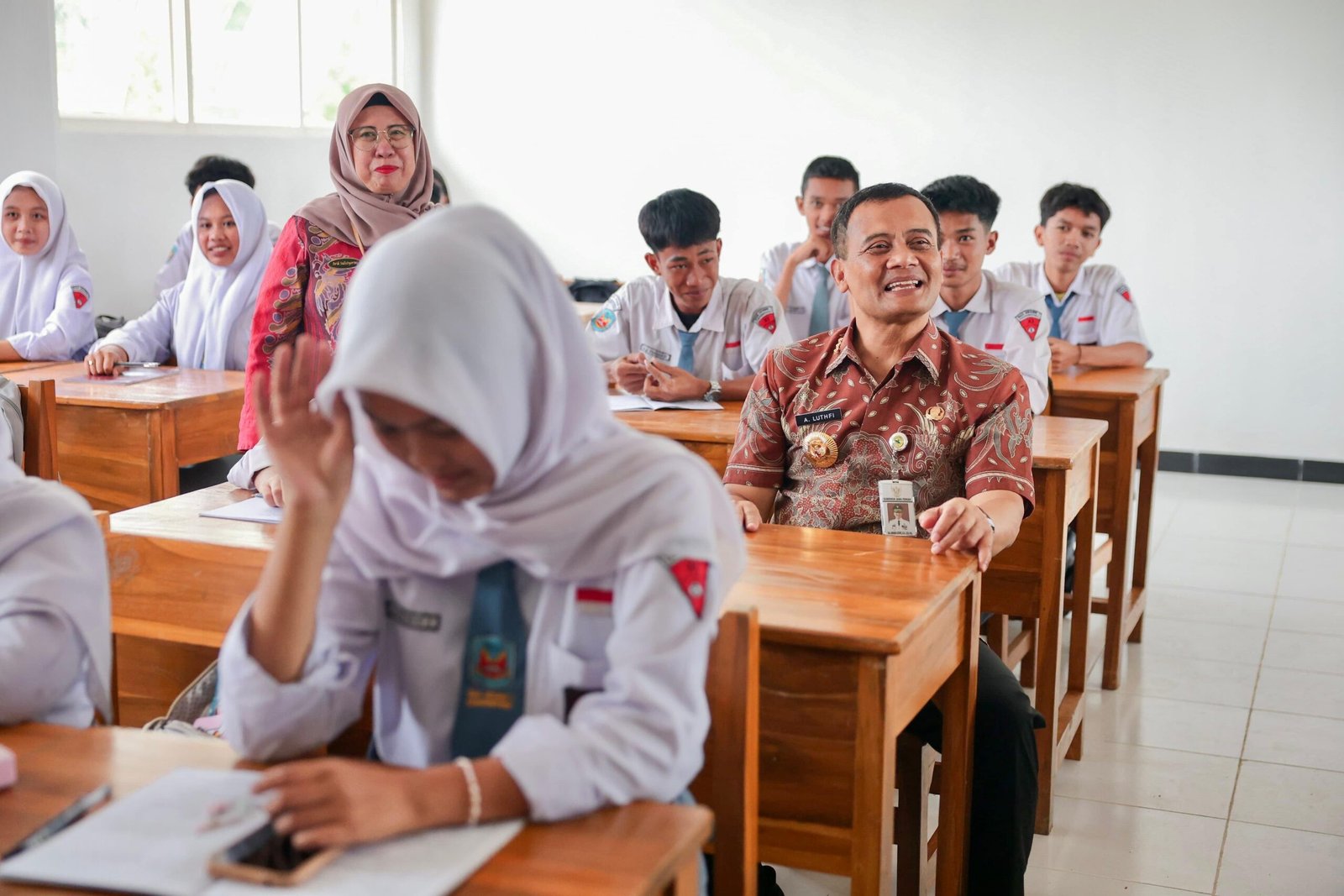 Gubernur Jawa Tengah, Ahmad Luthfi saat meluncurkan Sistem Penerimaan Murid Baru (SPMB) di SMAN 1 Kemalang, Kabupaten Klaten, pada Selasa, 19 Mei 2026. (dok Pemprov Jateng)