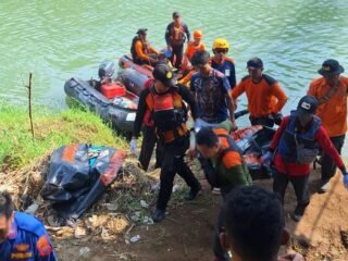 Kantor SAR Semarang melalui Unit Siaga SAR Pemalang bersama tim SAR gabungan berhasil mengevakuasi seorang remaja yang tenggelam di Sungai Sengkarang. (dok Instimewa)