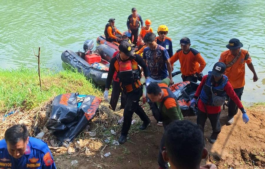 Kantor SAR Semarang melalui Unit Siaga SAR Pemalang bersama tim SAR gabungan berhasil mengevakuasi seorang remaja yang tenggelam di Sungai Sengkarang. (dok Instimewa)