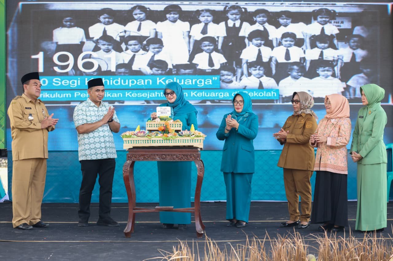 Ketua TP PKK Provinsi Jawa Tengah, Nawal Arafah Yasin dalam peluncuran program Kencan Bumil (Kenali dan Cek Kesehatan Ibu Hamil) di Desa Nglangitan, Kecamatan Tunjungan, Kabupaten Blora, Selasa, 19 Mei 2026. (dok Pemprov Jateng)