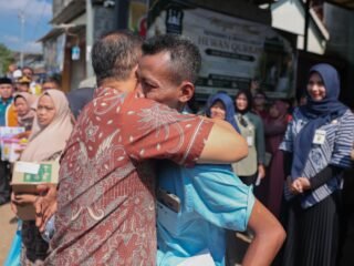 Gubernur Jawa Tengah, Ahmad Luthfi menyampaikan belasungkawa dan memeluk erat Zaenuddin sebagai bentuk empati atas musibah yang dialami. (dok Pemprov Jateng)