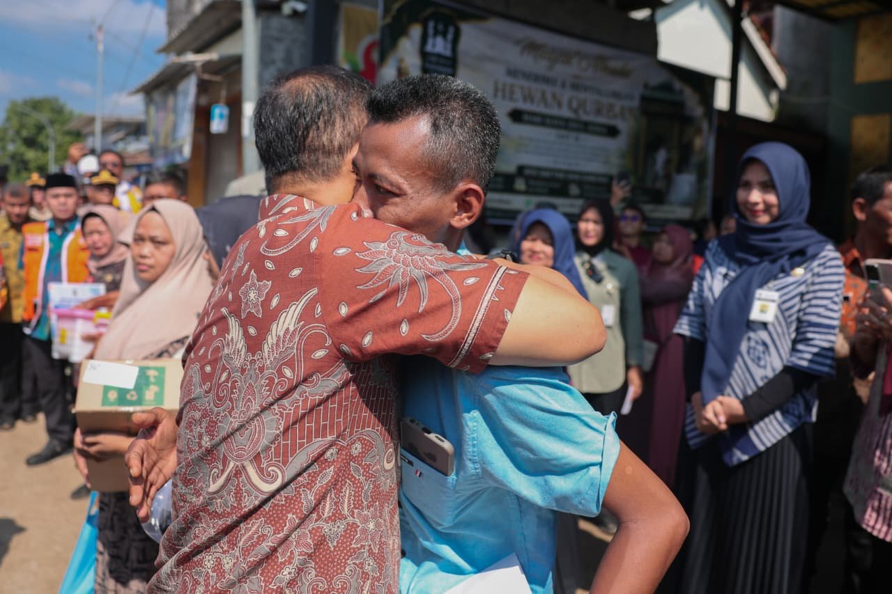 Gubernur Jawa Tengah, Ahmad Luthfi menyampaikan belasungkawa dan memeluk erat Zaenuddin sebagai bentuk empati atas musibah yang dialami. (dok Pemprov Jateng)