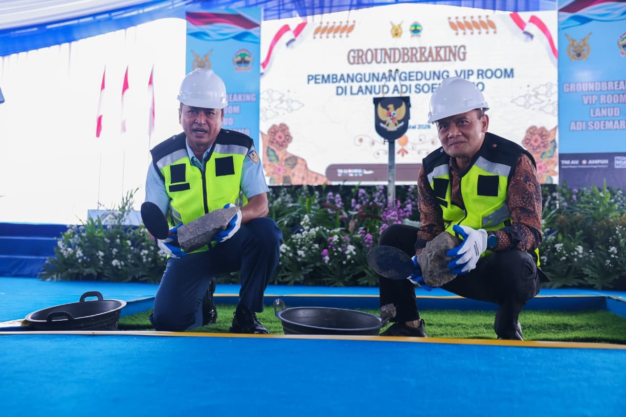 Gubernur Jawa Tengah, Ahmad Luthfi bersama Kepala Staf Angkatan Udara (KSAU) Marsekal TNI, Muhammad Tonny Harjono melaksanakan peletakan batu pertama pembangunan VIP Room di Lapangan Udara (Lanud) TNI AU Adi Soemarmo, Kabupaten Boyolali, Kamis, 21 Mei 2026. (dok Pemprov Jateng)