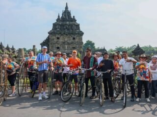 Duta Besar Belanda Marc Gerritsen terkesan saat mengikuti kegiatan bersepeda menyusuri kawasan pedesaan di sekitar Candi Prambanan, Kabupaten Klaten, Jawa Tengah. (dok Istimewa)