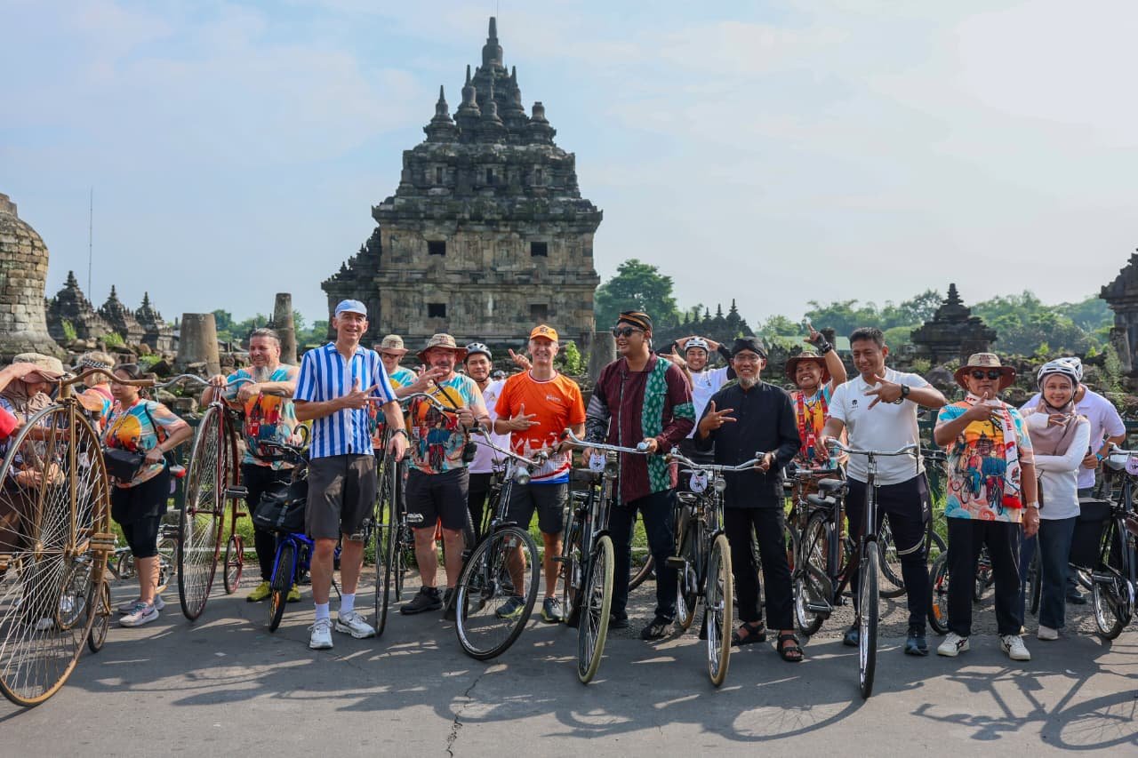 Duta Besar Belanda Marc Gerritsen terkesan saat mengikuti kegiatan bersepeda menyusuri kawasan pedesaan di sekitar Candi Prambanan, Kabupaten Klaten, Jawa Tengah. (dok Istimewa)