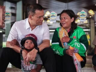 Gubernur Jawa Tengah, Ahmad Luthfi saat berbincang dengan salah satu driver ojol. (dok Pemprov Jateng)