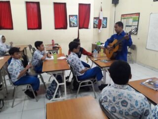 Sri Husodo, guru seni musik SMP Nasima Semarang, sukses meraih Juara I dalam Lomba Cipta Lagu/Mars MTQ Tingkat Nasional yang digelar oleh Kementerian Agama Republik Indonesia. (dok Istimewa)