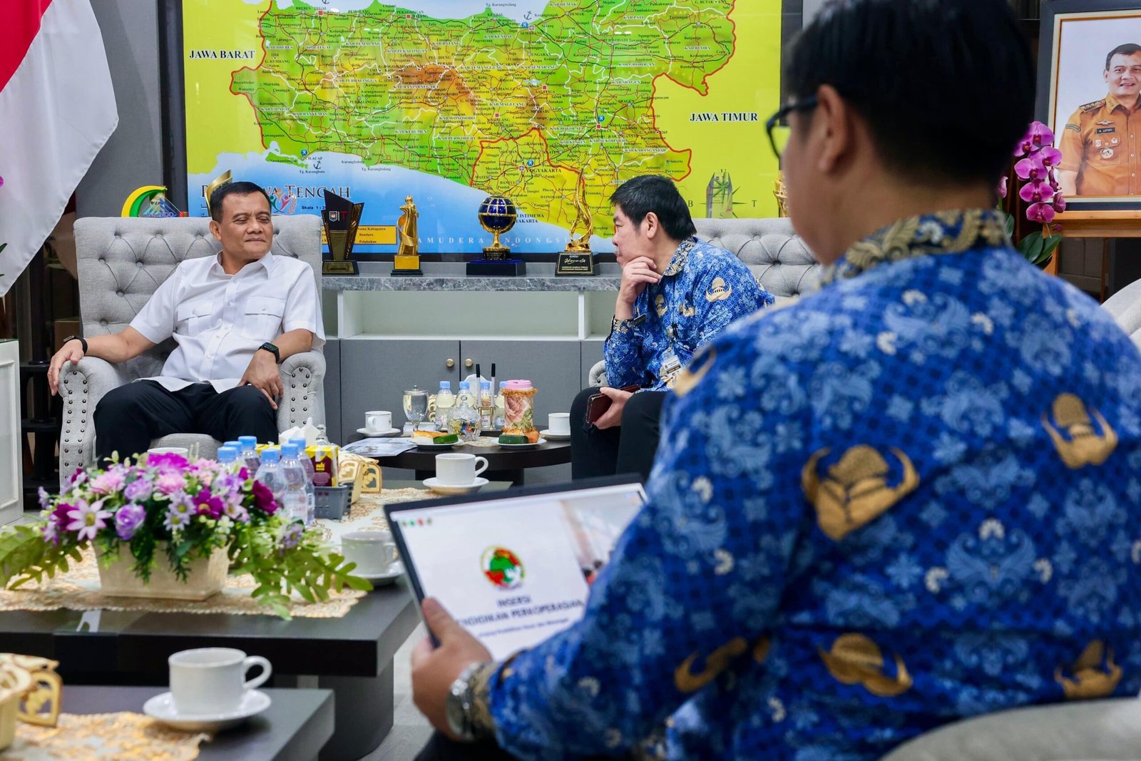 Gubernur Jawa Tengah, Ahmad Luthfi saat menerima laporan dari Kepala Dinas Koperasi dan UKM Jawa Tengah Eddy Sulistiyo Bramianto, di kantornya. (dok Pemprov Jateng)