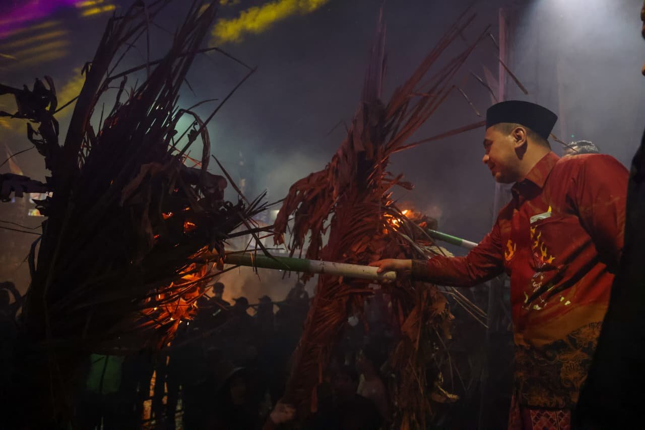 Waki Gubernur Jawa Tengah, Taj Yasin saat menghadiri Tradisi Perang Obor Jepara. (dok Pemprov Jateng)