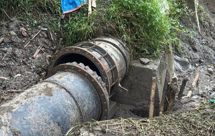 Kerusakan pipa jaringan PDAM di kawasan Jembatan Tiga Bambankerep, Kecamatan Mijen. (dok PDAM Semarang)