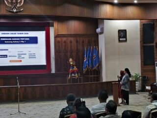 Walikota Semarang, Agustina Wilujeng Pramestuti didampingi oleh Kepala Bapenda Kota Semarang, Diah Supartiningtias lakukan pengundian dalam program Ijolke. (dok Alan Henry)