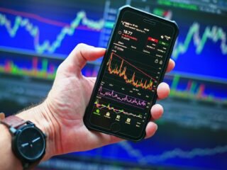 Berikut Daftar Emiten yang Turun Kelas