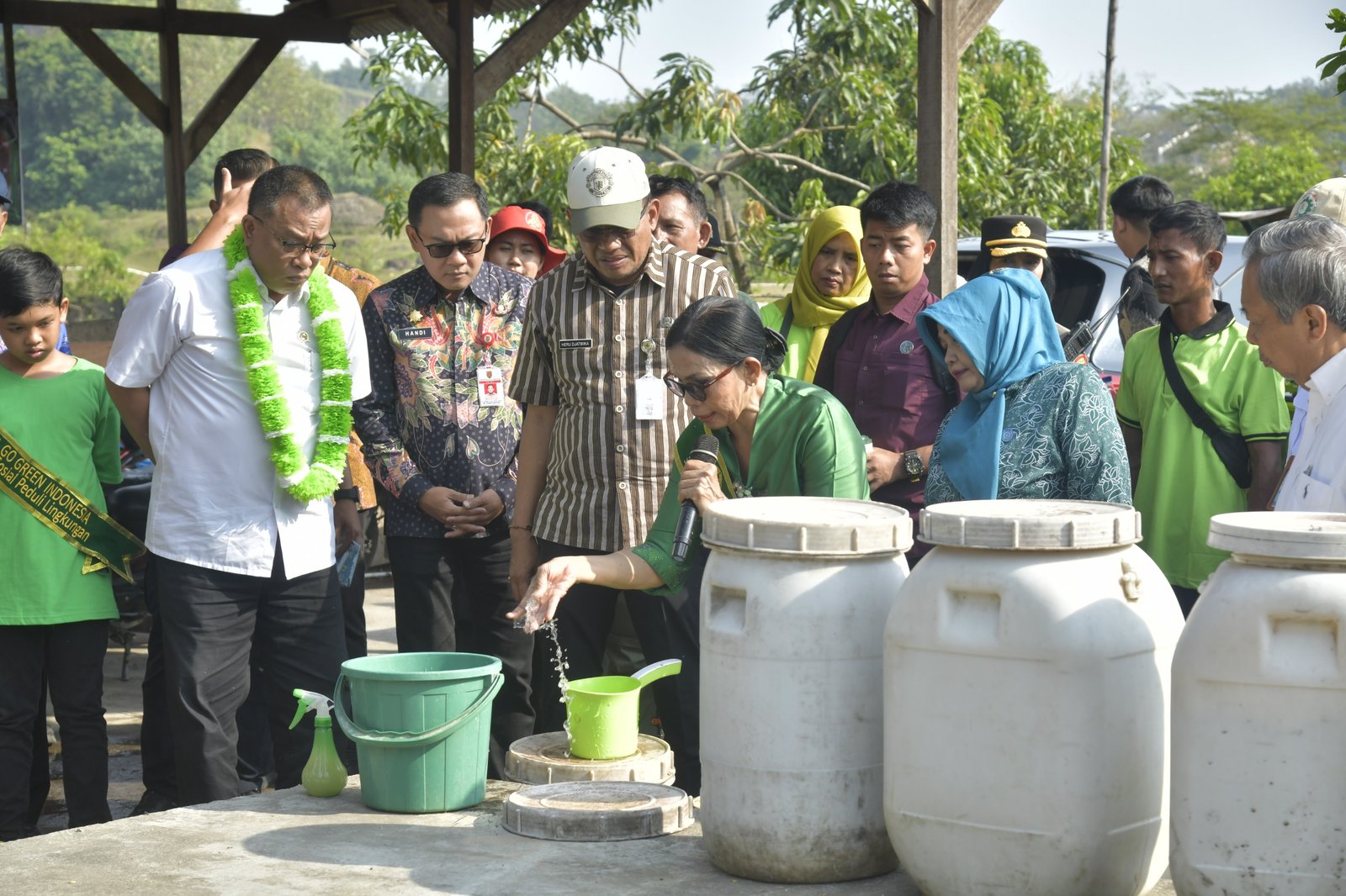 Menteri Lingkungan Hidup Republik Indonesia, Jumhur Hidayat didampingi Sekda Kota Semarang, Handi Priyanto, Menteri meninjau Kebun Bulusan Edu Park. (dok Pemkot Semarang)