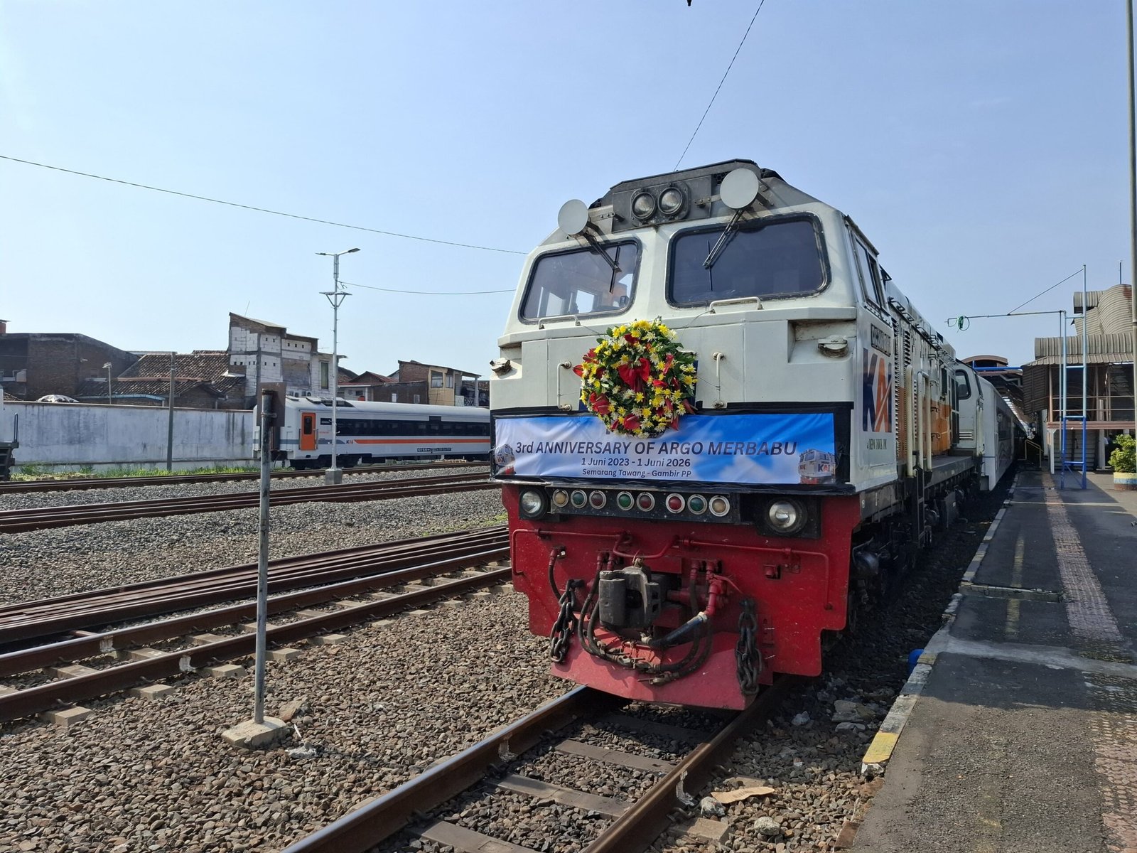 Kereta Api Argo Merbabu pelayanan kereta api kelas eksekutif relasi Semarang Tawang–Gambir pulang pergi. (dok KAI)