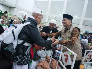Gubernur Jateng, Ahmad Luthfi menyambut jamaah haji kloter 1 di Asrama Haji Donohudan, Kabupaten Boyolali. (dok Pemprov Jateng)