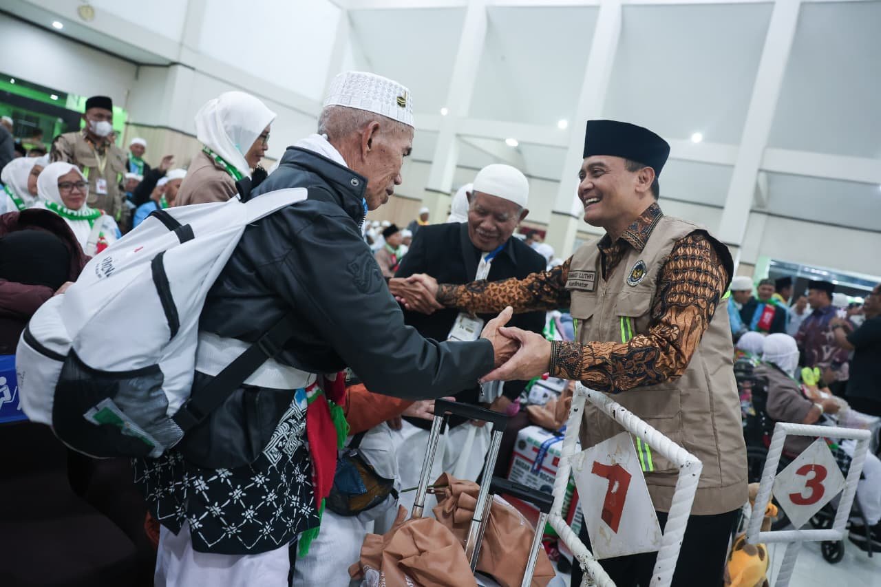 Gubernur Jateng, Ahmad Luthfi menyambut jamaah haji kloter 1 di Asrama Haji Donohudan, Kabupaten Boyolali. (dok Pemprov Jateng)