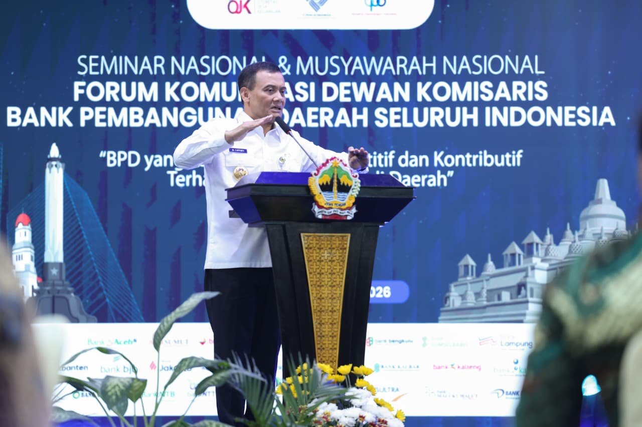 Gubernur Jateng, Ahmad Luthfi saat memberikan arahan dalam kegiatan Musyawarah Nasional Forum Komunikasi Dewan Komisaris Bank Pembangunan Daerah Seluruh Indonesia (FKDK BPDSI) di Gedung Gradhika Bhakti Praja Semarang. (dok Pemprov Jateng)