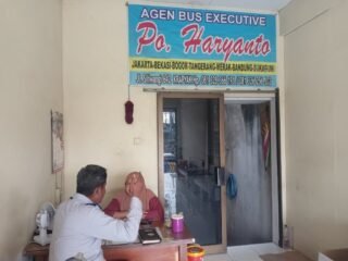 Dishub Kota Semarang lakukan sosialisasi terkait larangan putar balik bus di Jalan Prof Hamka. (dok Dishub Semarang)
