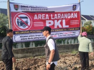Satpol PP Bongkar PKL dan Parkir Liar di Samping The Park Semarang