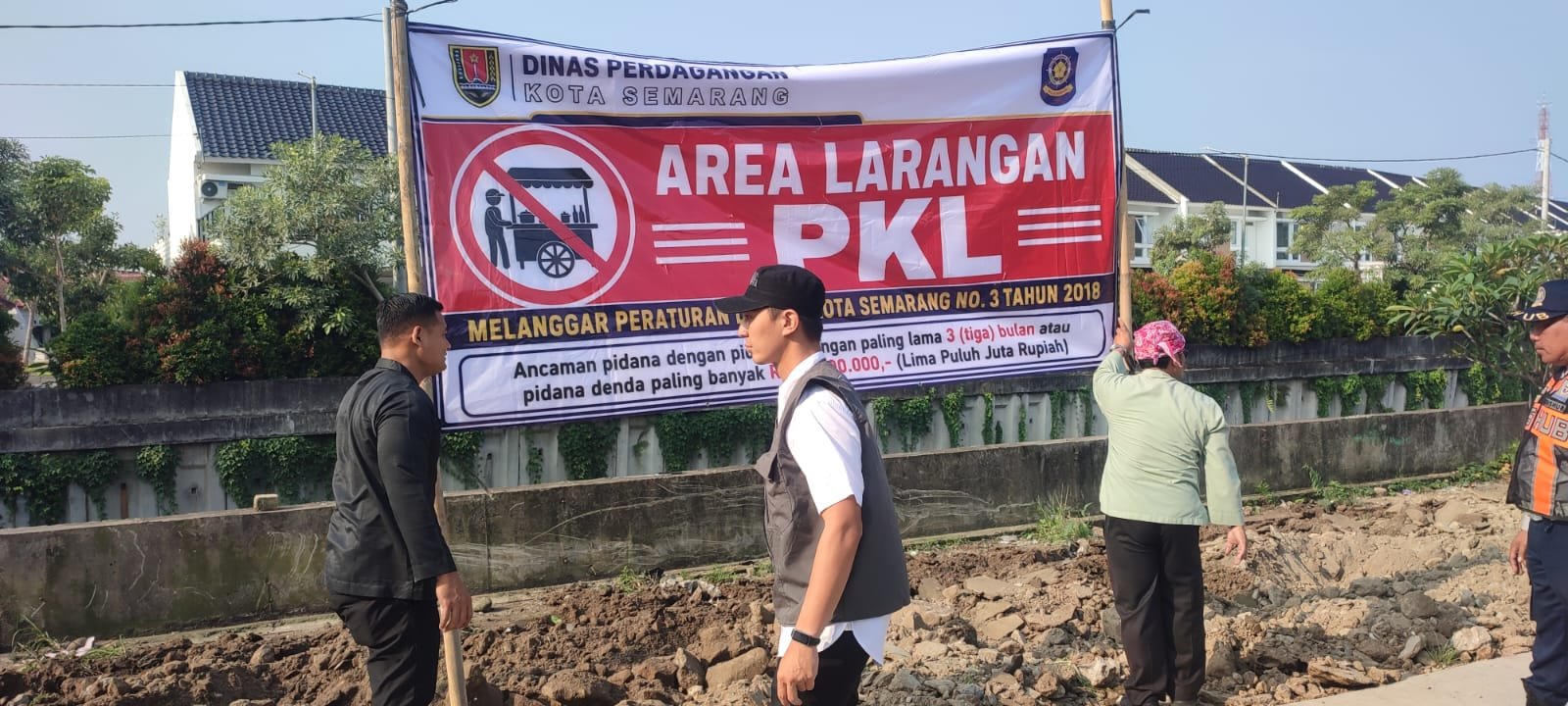 Satpol PP lakukan penertiban PKL dan parkir liar di samping The Park Mall. (dok Istimewa)