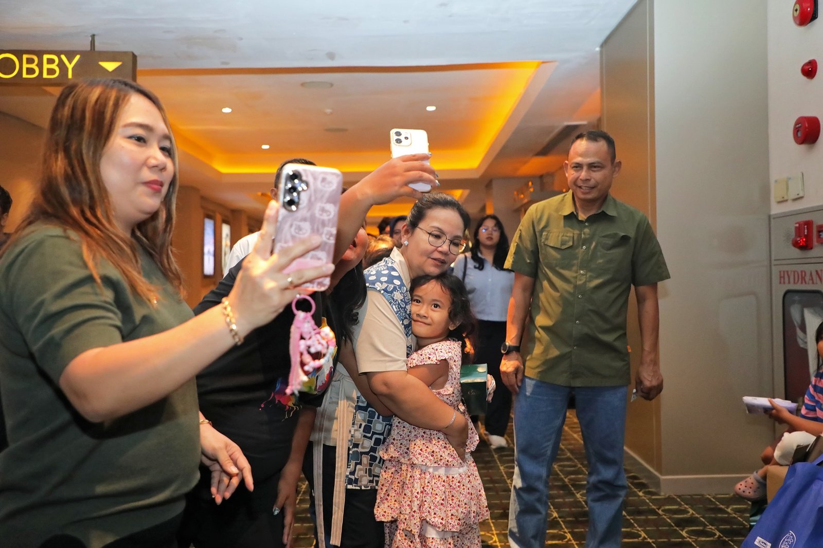 Walikota Semarang, Agustina Wilujeng Pramestuti beri pelukan hangat kepada salah satu penonton Gala Premier Film Jangan Buang Ibu. (dok Pemkot Semarang)