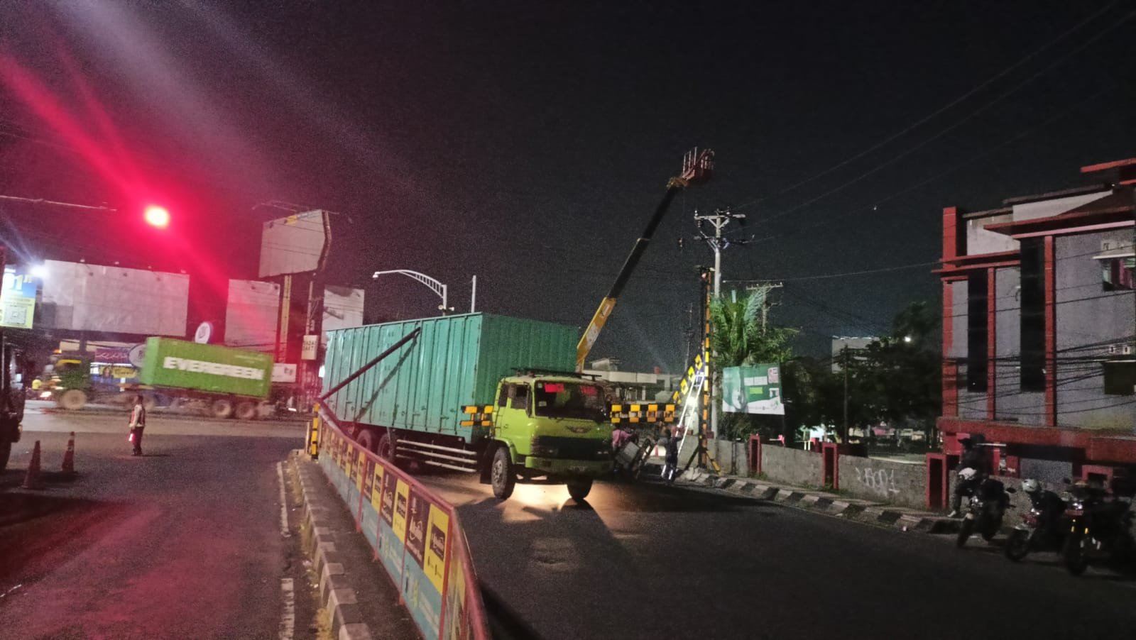 Truk tronton berwarna hijau dengan nomor polisi DK 8172 WQ tabrak portal pembatas kendaraan di kawasan Simpang Jrakah, Jalan Prof. Hamka, Kota Semarang. (dok Istimewa)
