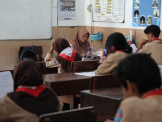 Melalui program Sekolah Kemitraan, Pemprov Jateng beri manfaat siswa dari keluarga kurang mampu untuk tetap melanjutkan pendidikan. (dok Pemprov Jateng)