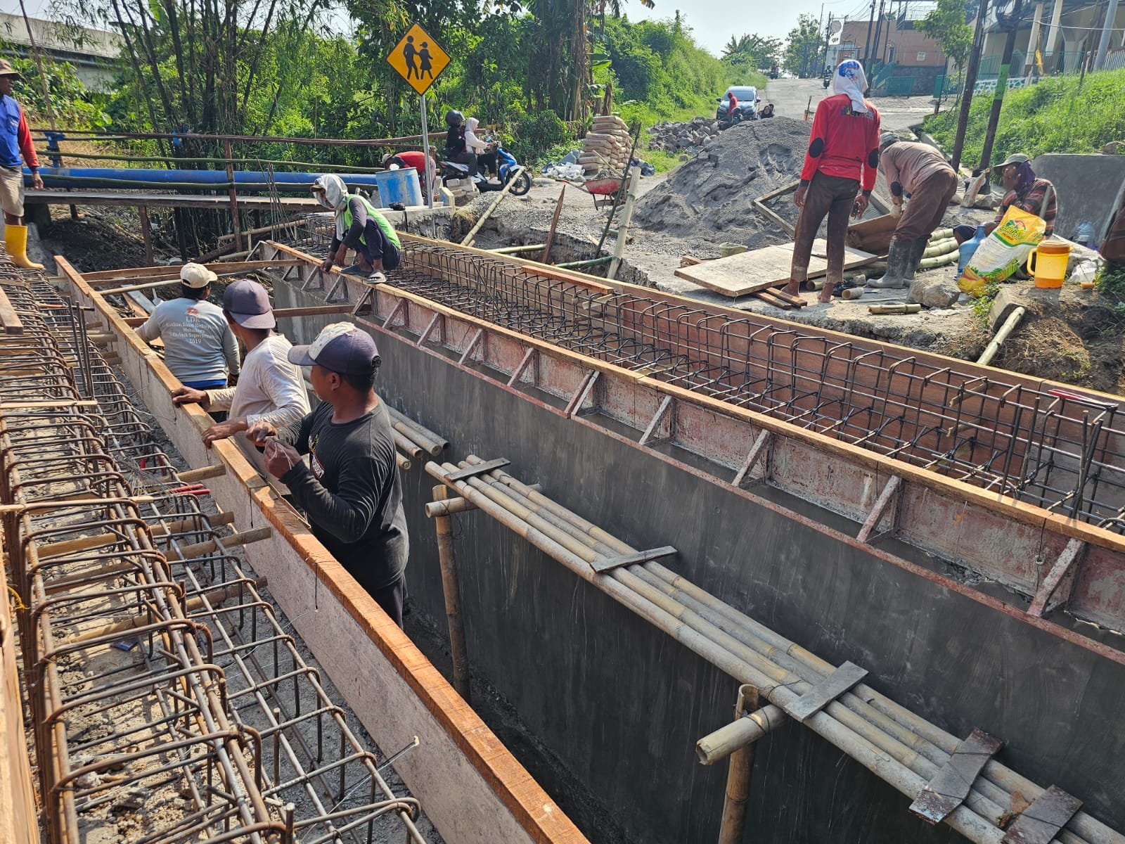 Proses proyek pembangunan ulang Jembatan Honggowongso di Kelurahan Purwoyoso, Kecamatan Ngaliyan, Kota Semarang. (dok Istimewa)
