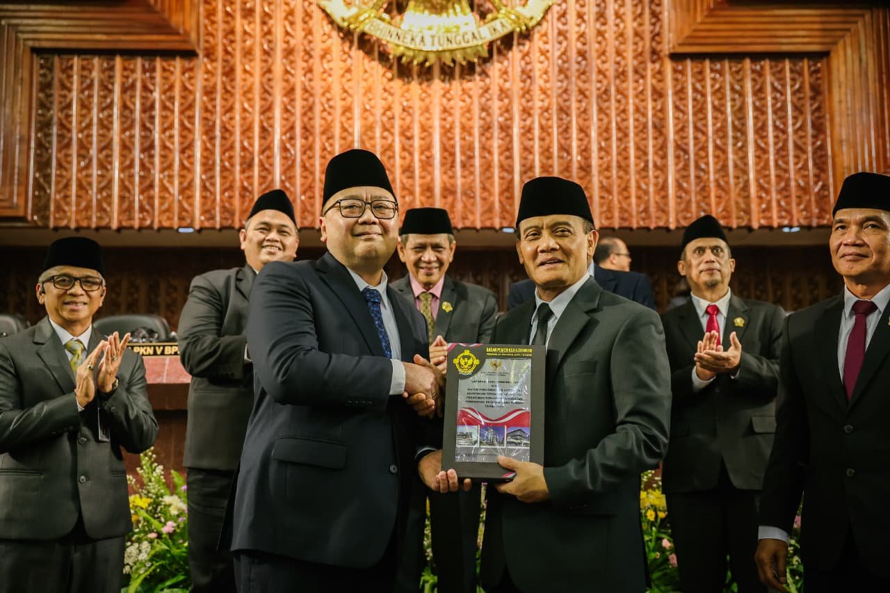 Gubernur Jateng, Ahmad Luthfi saat menerima penghargaan atas Laporan Keuangan Pemerintah Daerah Tahun Anggaran 2025. (dok Pemprov Jateng)