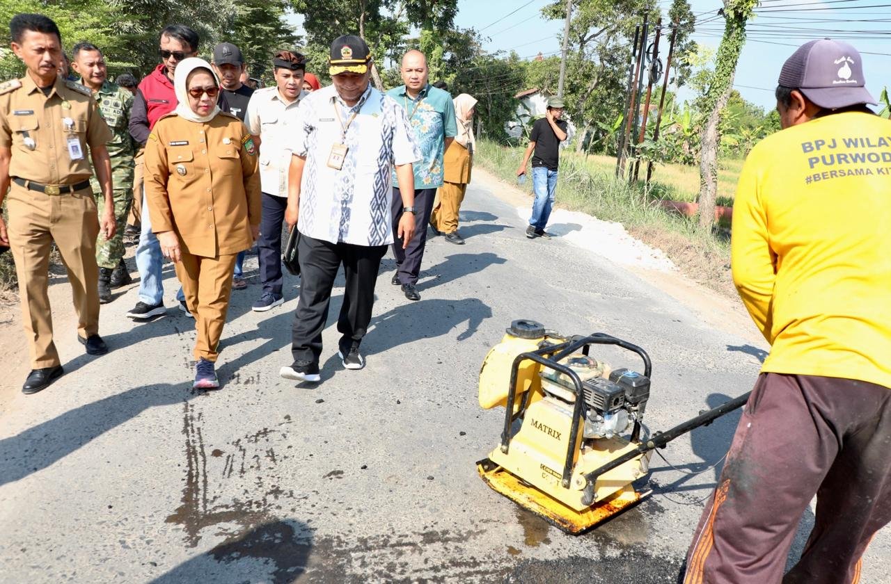 Kepala Dinas Pekerjaan Umum dan Penataan Ruang (PUPR) Jawa Tengah, Henggar Budi Anggoro, saat meninjau ruas Singget-Djoplang-Cepu. (dok Pemprov Jateng)