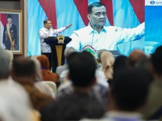 Gubernur Jawa Tengah, Ahmad Luthfi saat memeberikan arahan dalam kegiatan Rapat Koordinasi TPID dan Temu Bisnis Kerja Sama Antardaerah (KAD) Intra Provinsi Jawa Tengah di gedung Gradhika Bhakti Praja, Semarang. (dok Pemprov Jateng)