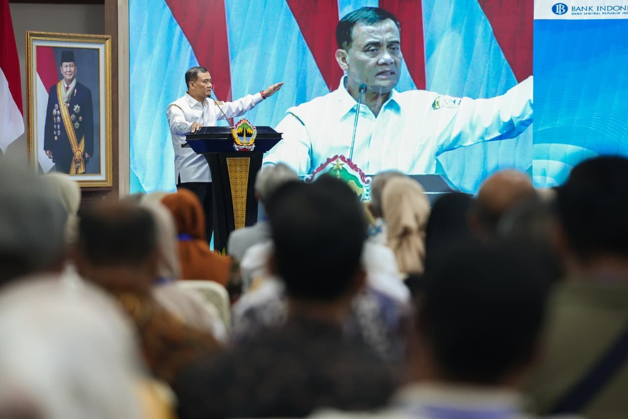 Gubernur Jawa Tengah, Ahmad Luthfi saat memeberikan arahan dalam kegiatan Rapat Koordinasi TPID dan Temu Bisnis Kerja Sama Antardaerah (KAD) Intra Provinsi Jawa Tengah di gedung Gradhika Bhakti Praja, Semarang. (dok Pemprov Jateng)
