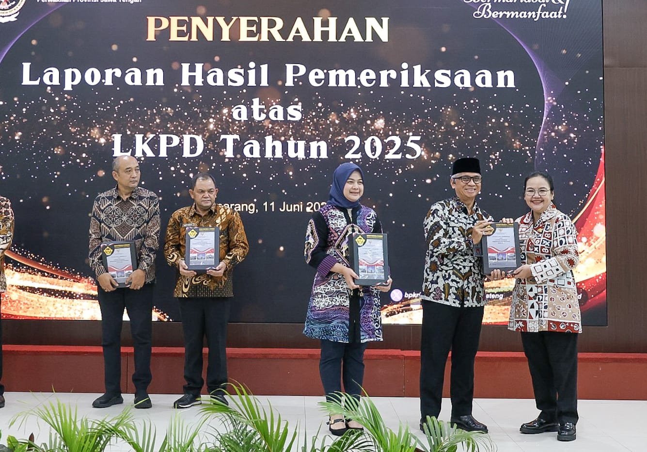 Walikota Semarang, Agustina Wilujeng Pramestuti saat menerima penghargaan opini WTP dari BPK RI atas LKPD tahun 2025. (dok Pemkot Semarang)