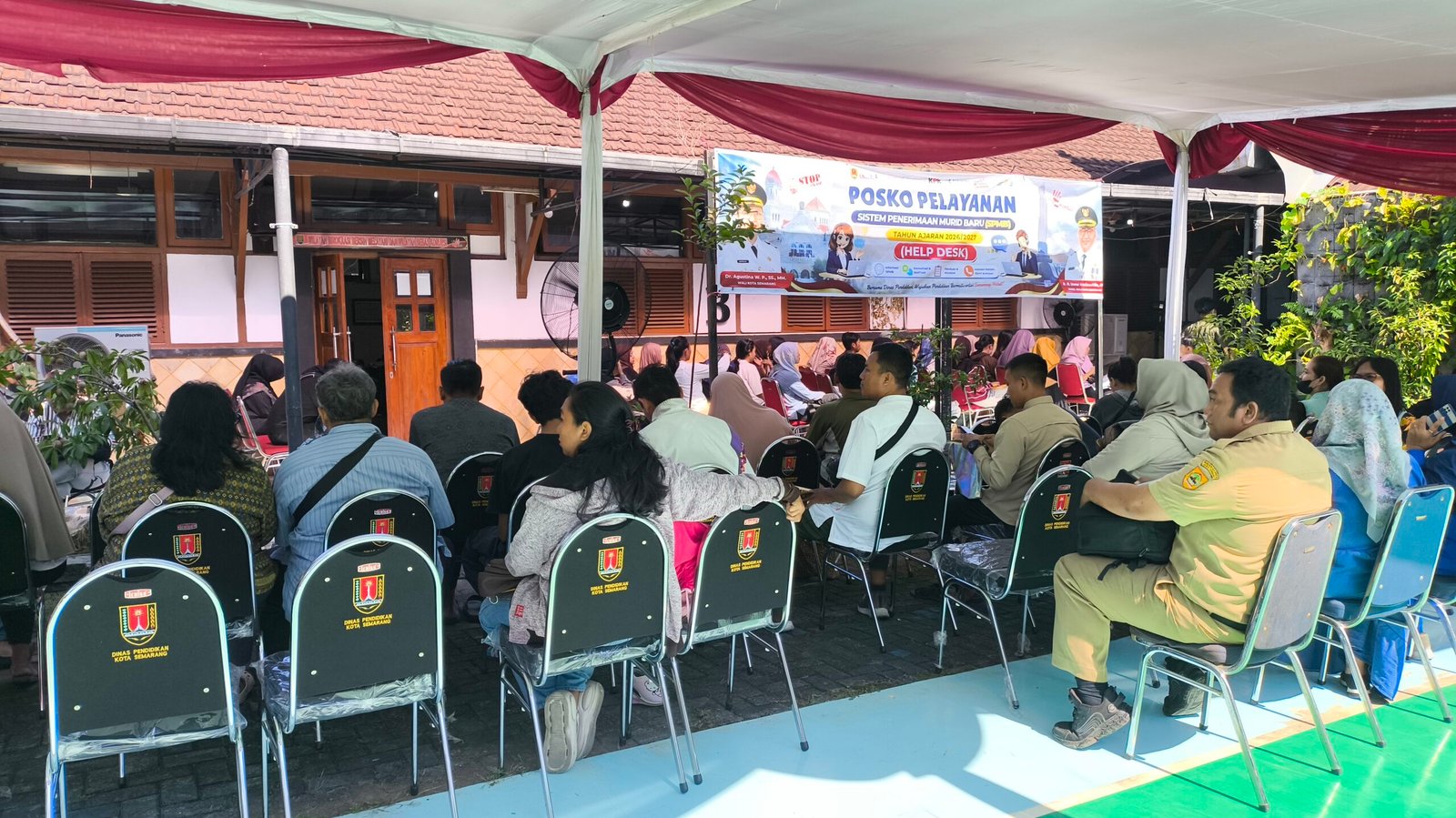Suasana Posko SPMB 2026 di Kantor Dinas Pendidikan Kota Semarang. (dok Alan Henry)