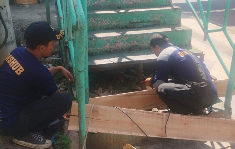 Pervaikan JPO Pasar Bulu oleh Dishub Kota Semarang. (dok Dishub Semarang)