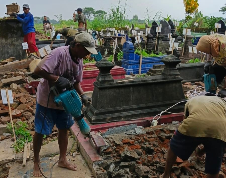 Pembongkaran makam oleh Tim Al Iswat di Semarang. (dok Istimewa)