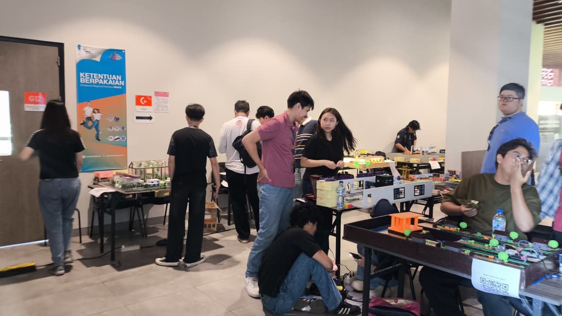 Universitas Binus @Semarang pamerkan 10 karya Mahasiswa Program Studi Smart Industrial Engineering bertema Smart City dan Smart Factory dalam mata kuliah Additive and Manufacturing Process. (dok Alan Henry)