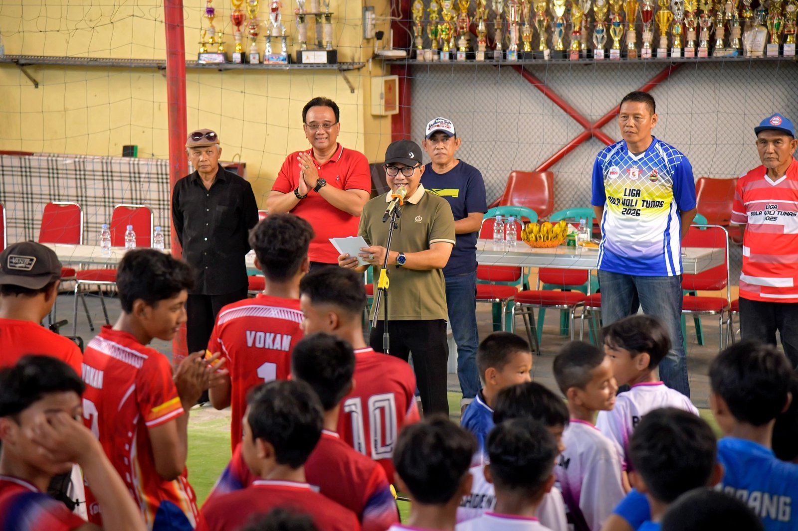 Wakil Wali Kota Semarang, Iswar Aminuddin saat membuka Kejuaraan Bola Voli Antar Klub Liga Tunas Putaran I Tahun 2026 se-Jawa Tengah dan DIY di GOR PBV Vokan Semarang. (dok Pemkot Semarang)