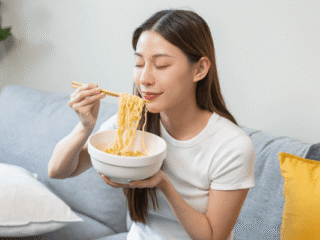 Mi Instan + 6 Makanan Ini Memang Enak, Tapi Sebaiknya Jangan Terlalu Sering