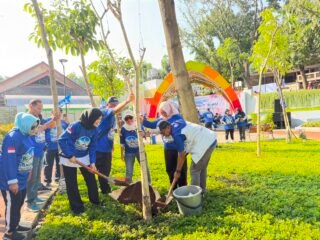 Demokrat Semarang Gelar Gerakan Langit Biru Asri, Tanam Pohon dan Berbagi untuk Warga