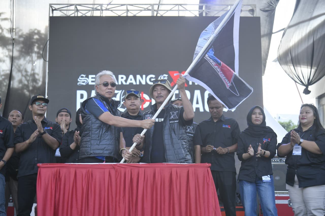 Pembina SNEX, Rukiyanto Arif Budiman bersama Ketua Umum SNEX, Fredy Chandra P kibarkan bendera usai pelantikan kepengurusan baru periode 2026-2029. (dok Istimewa)