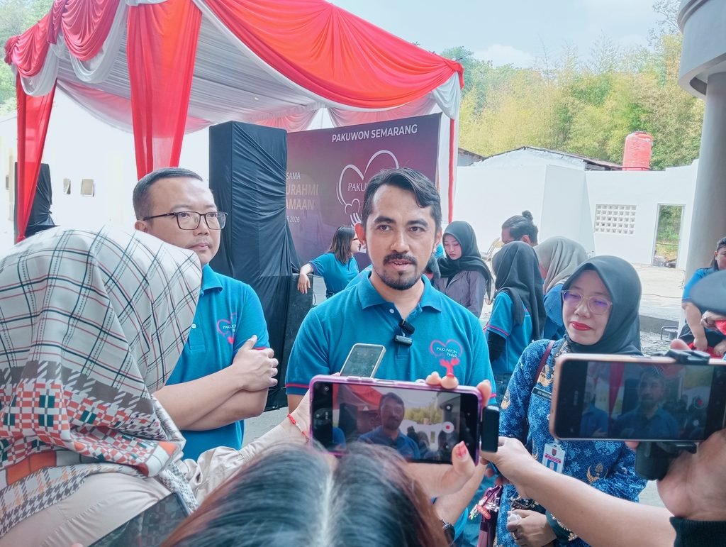 Head of HR Pakuwon Group, Iful Novianto bersama Camat Banyumanik, Sri Martini, sedang memberikan keterangan pers kepada awak media seusai acara CSR.