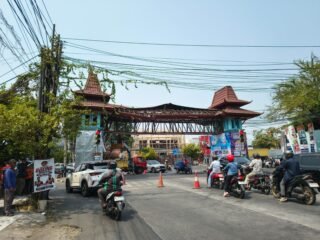 Gerbang PRPP Semarang Nyaris Roboh Ditabrak Truk Kontainer